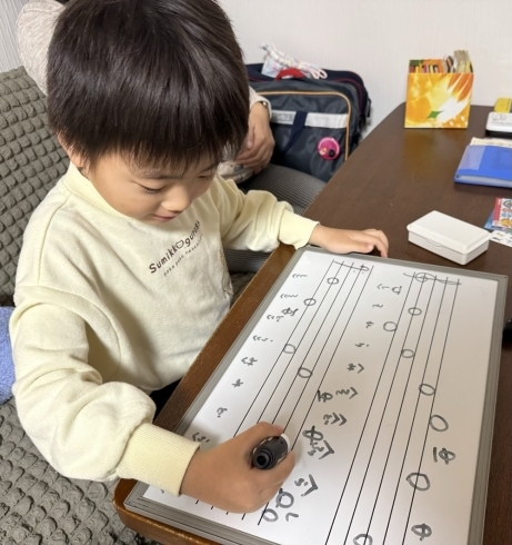 小さな子ども達でもすらすらと音を書いて読めます！「下京区＆南区のピアノ教室のピアノ体験レッスン♪音が読めないのですが、今からでも読んで弾けるようになりますか？【ピアノ・リトミック・英語リトミック・ベビーリトミック】」