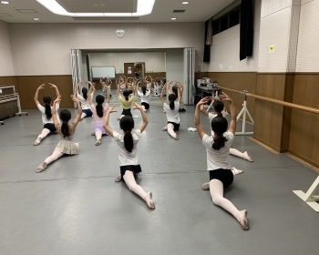 バレエ経験者は表現力を磨くコンテンポラリークラスもあります。「Futakami Ballet  Arts ふたかみバレエアーツ」