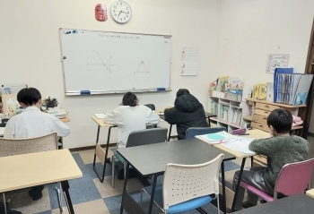 教材とホワイトボードを使って塾生それぞれに合った指導を実施「久保田塾 大在教室」