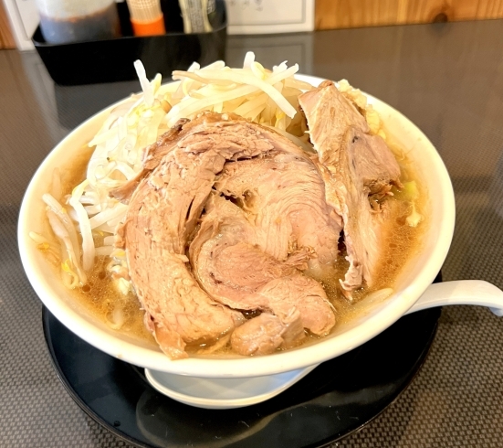 「らぁ麺しん」明石市硯町にある『らぁ麺しん』は人気の二郎系豚骨醤油ラーメン