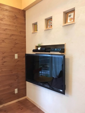 施工例：テレビを壁掛けに！壁裏に配線、収納も作りスッキリ！「有限会社ワンズプラス」