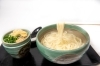 のどごしとつゆの絡みを加味し細く仕上げた人気の釜揚げうどん。「豊味うどん 孝の子店」