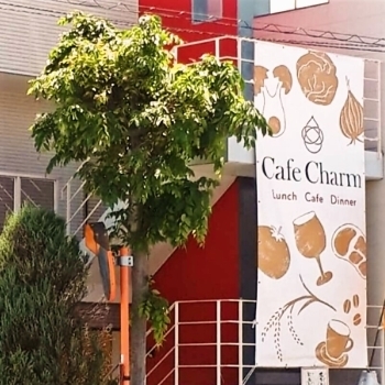 鶴林寺より南へすぐ。一階が駐車場になっております「Cafe Charm」