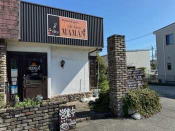 浜国道の大崎の交差点を北へすぐにございます♪「Cafe Marche MAMAN」