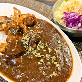 スパイスがよく効いた、タンドリーチキンのスパイシーカレー♪「DK ホットサンド＆トルティーヤ＆丼ぶり」