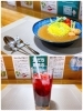 上　辛さが苦手な方は辛味抜きも可能
下　目に優しいカシスジュース「ヤミー！カレーラボ」