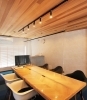 温かみのあるウッド調で統一した打ち合わせスペース。「ニッケンホーム」