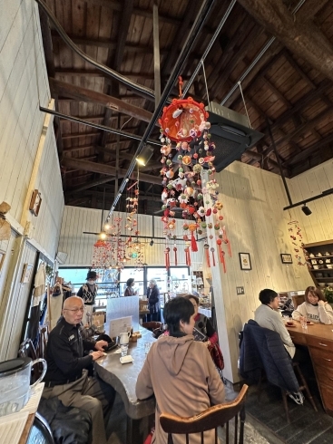店内は吊るし雛が飾られ、お客さんがいっぱいでした「流山万華鏡ミュージアム　西船橋　アンティークDEN」