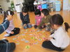 カルタで真剣勝負！「凧～たこ～揚がれ～♪」