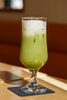 「ひんやり抹茶ラテで、落ち着いたカフェ時間を」