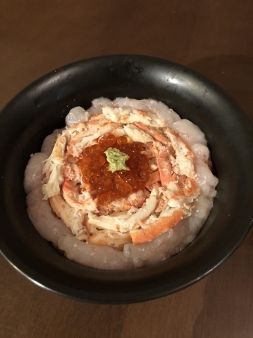 甘エビ、ズワイカニ、いくらの三色丼　1800円　「かに鍋はじめました」