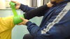 フロスバンドを使った上腕筋の筋膜リリース。「ぱらぱらと」