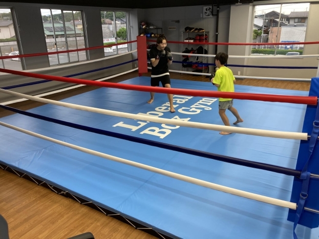 「イクメンパパのサンドバッグ打ち!🥊リベラルボックスジム！岡山市東区キックボクシングジム」