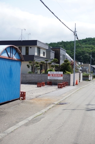 駐車場。車９台。（看板前にバイク３台・整備中）「新しい駐車場できました！」