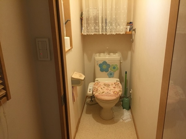 Before:古い便器から水漏れを起こしていました「One and a half daysのトイレリモデル」