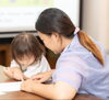 真剣に学ぶ母と子「お子さんの笑い声に包まれてお母さんも夢中！口もとの若返りも目指す楽しい親子英語レッスン」
