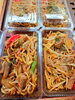 「本日の手作りお惣菜はこちら！どれも味自慢でおいしいですよ〜🎶」