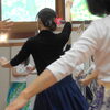 中腰でステップを踏む、りっぱな有酸素運動です！「大人の体力づくりに！新緑の中でフラダンス！川のせせらぎを聴きながら楽しくレッスン！那珂川市　中ノ島公園　四季彩館」