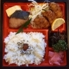 「明日の日替り弁当はアジのピカタ」