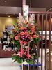 「開店やリニューアルのお祝いに｜華やかなスタンド花をお届けしました」