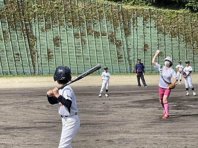 青少年奉仕大畑委員長の始球式でプレイボール「未来ある子供たちの大活躍できる場をご提供!」