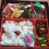 「明日の日替り弁当は炊き込みご飯と五島うどん」