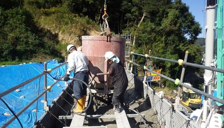 高所での作業となります。安全第一！「砂防ダムの完成です。こんな感じです。」