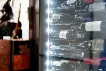 ワインセラーに並ぶ厳選したワインはフランス料理によく合います「ますや旅館オーベルジュ」