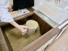 ご注文を受けたらその場でスタッフが量って精米します。「JAグリーン近江 きてか～な」