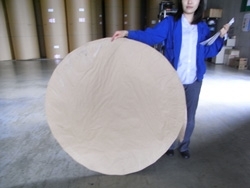紙のひと巻の直径は127cm。
重さは1500kgもあるんです。