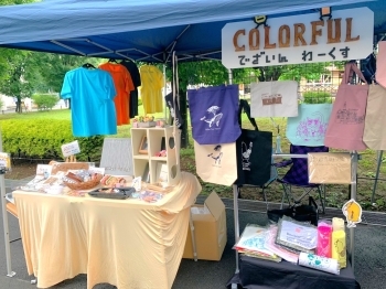 オリジナルTシャツやトートバッグ、雑貨も販売しています！「Colorful Design Works」