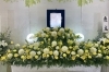 大ぶりな花材を使用した花祭壇で故人さまを華やかに送り出します「終活の窓口 永遠セレモニー」