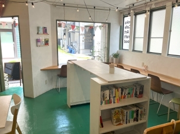 床は店舗の所在地である「芝」をイメージした緑色に「Antenna Books & Cafe ココシバ」