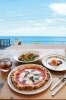 晴れた日は青い海と空を眺めながら食事を楽しめます「'O Maesto （オ・マエスト）」