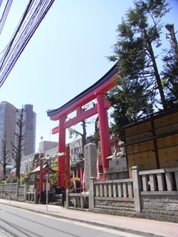 普通の商店街の中に突然見える赤い鳥居。