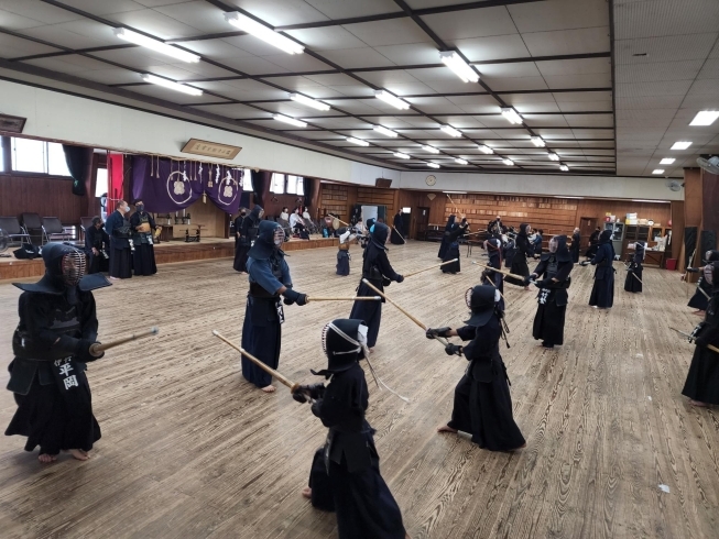 若手の先生方に、一生懸命掛かる子ども達「伊丹剣道協会主催「剣道体験教室」（8/28）」