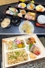 上：会席弁当　桐（きり）
下：慶弔弁当　桃（もも）「創作料理と銘酒 たけや」