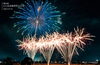 第69回にいはま納涼花火大会（2026年）青緑の幻想的な大玉花火と華やかに跳ね上がる金色の花火