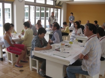 Cafeルームに場所を移し「狭山市の現況」を学び、お菓子付で和やかな交流も行なわれた