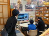 学生さんが撮った写真をモニターで確認しました。スタッフからのアドバイスを素直に聞いていました。「【町たんけん】と【ふるさと職場体験】学生さん達との楽しい時間♪」