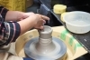 ペダルを踏みながらゆっくりと形を作っていく電動ろくろ。「陶芸工房あおゆず」