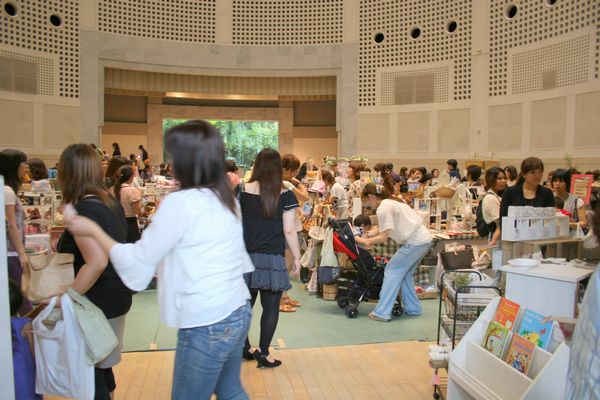 ホール入り口から中をのぞいて、びっくり。なんですか、このお店と人出は!<br>バーゲンセール会場ですか!暑くはないけど、熱気でむんむんです。
