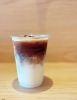 人気のカフェラテ。ドリンクメニューも多数ご用意しています。「TEMARU OMUSUBI STAND」