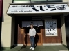 店主、店舗入口にて「塩らーめん専門店 くじら」