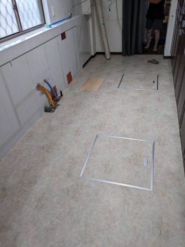床のクッションフロアを張り替えました「タカラ システムキッチン交換工事　【神戸市西区 リフォーム 便利屋】」