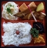「明日の日替り弁当は肉じゃがコロッケ」