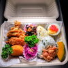 変わり商品　おにぎり・唐揚げ・カニクリームコロッケ・豚ロースカツ「8月22日のお弁当」