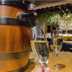 ワインセルフ飲み放題が人気の【ESOLA新宿】卓上に「樽詰めスパークリングワイン」のサーバー設置、各プラン ＋100円で「#卓スパ」も飲み放題に