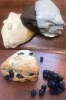 期間限定スコーン2種：ホワイトチョコがけ（上）
ブルーベリー「H.M.scone」