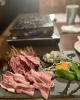 溶岩焼きでジューシー＆ヘルシーに楽しむ絶品料理！「極彩酒場フルカラ」